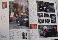 車雑誌から取材を受ける染谷さん。Perms原宿店舗前にて