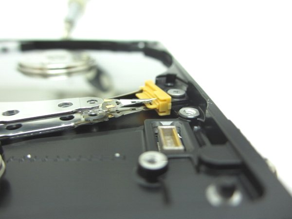 LCDフロントカバーのネジを外す