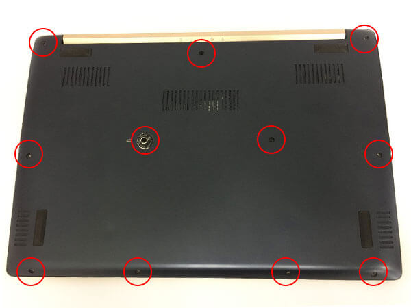 本体カバーのネジ１１個を取り出します。