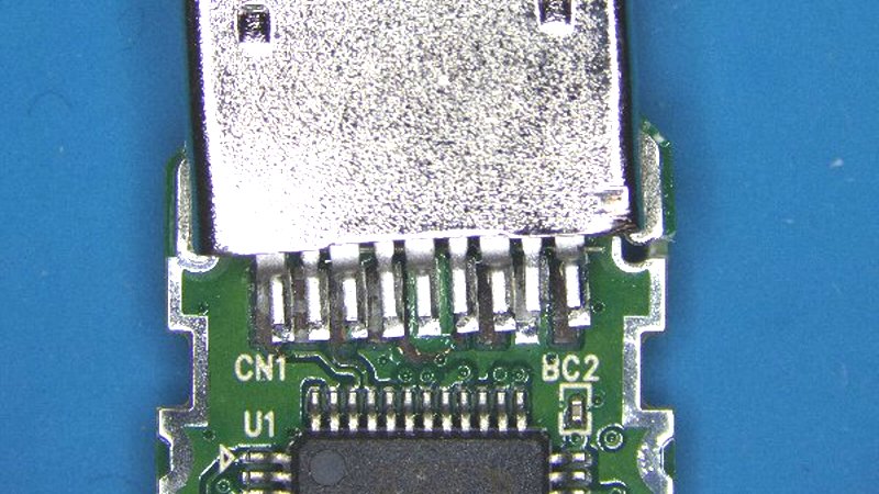 USBメモリが破損して内部のパッドが曲がって取れた事例