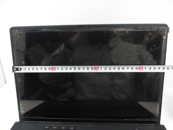 GU603HE 液晶画面16インチのcmを測定