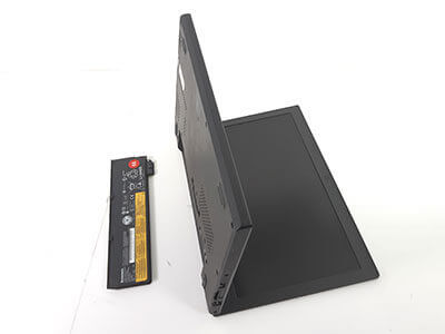 ノートパソコンならバッテリーを外して画面を下にする