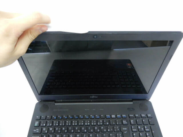 ヘラで液晶ベゼルカバーを取り出す（1）