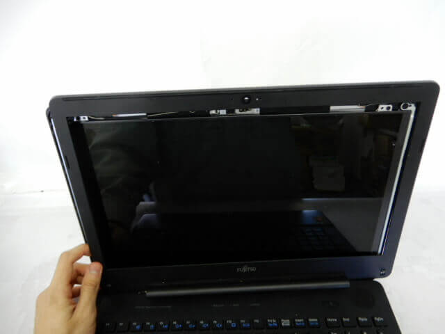 ヘラで液晶ベゼルカバーを取り出す（2）