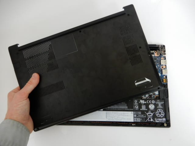 バッテリーを外す