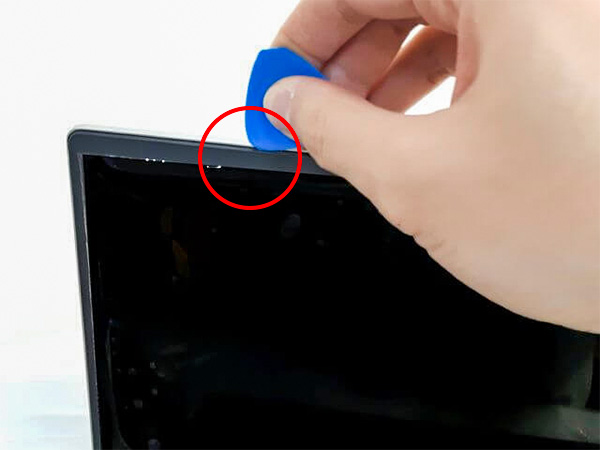 液晶ベゼルを取り出す。