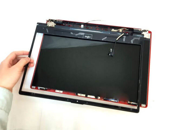 液晶ベゼルカバーを外します。