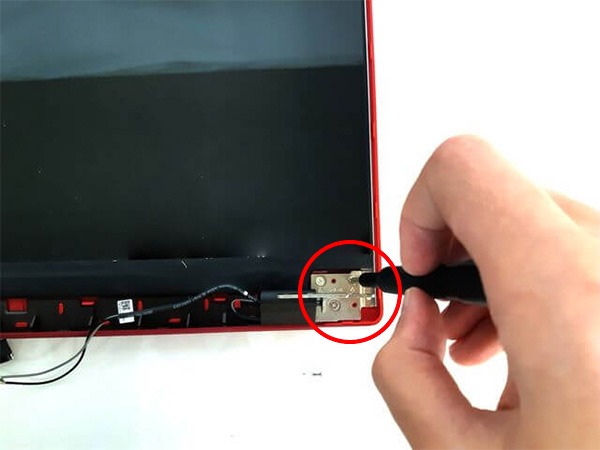 液晶のネジを取り出します。