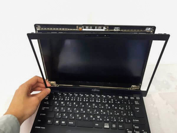 液晶ベゼルを外す