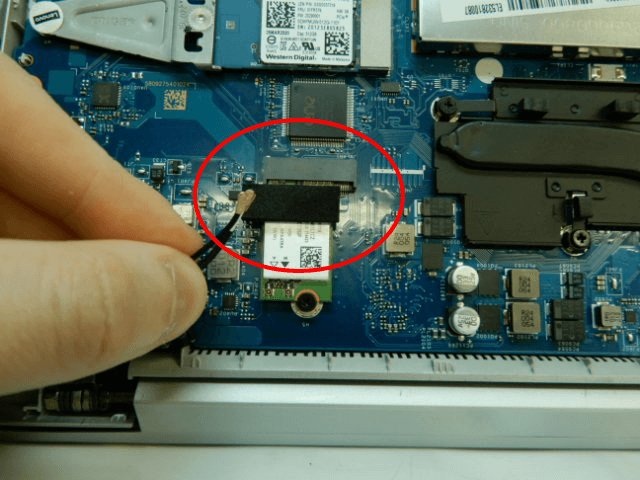 バッテリ、液晶カバーのコネクター、Wi-Fiカードのコネクターを外す。