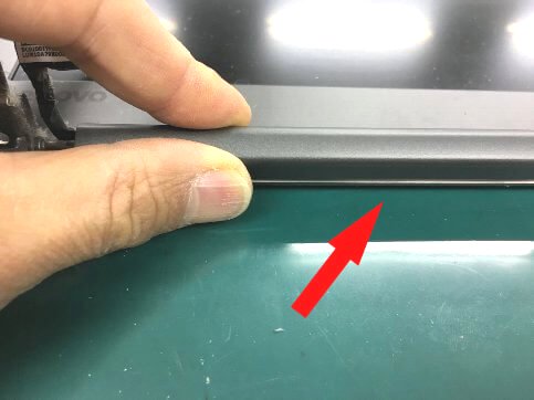 LCDの下についているカバーの形状を確認