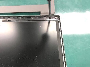LCDの枠のカバーを取り外してLCDを取る