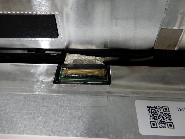 液晶ケーブルを外す