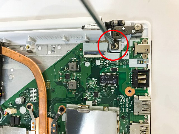 PCの液晶パネル側の上半身を外すため、上半身のヒンジ（蝶番）を本体から外す