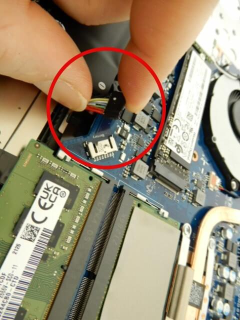 Wi-Fiのアンテナのケーブルを外す