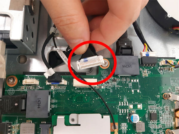 マザーボードと繋がっている液晶ケーブル端子(中央、HDD上部)を外しておきます。