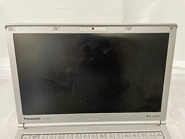 液晶カバーのゴムを取り出し