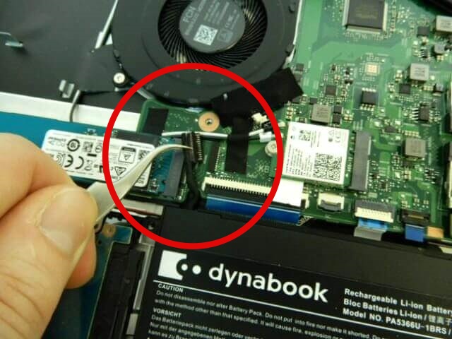 バッテリのコネクターを外します。