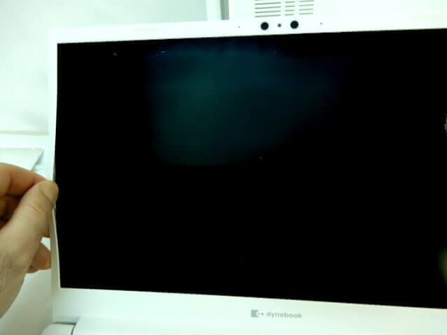 液晶のベゼルカバーを外します。