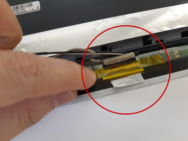 液晶ケーブル接続部分をテープでしっかりと固定しておきます。